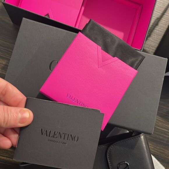 Valentino Sunglasses as seen on Kylie Jenner - Picture 9 of 13